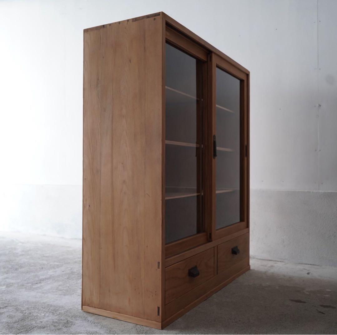 ガラス引戸のキャビネット