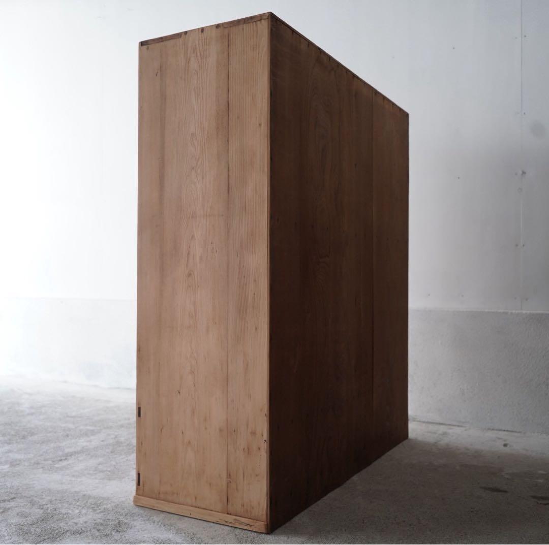 ガラス引戸のキャビネット