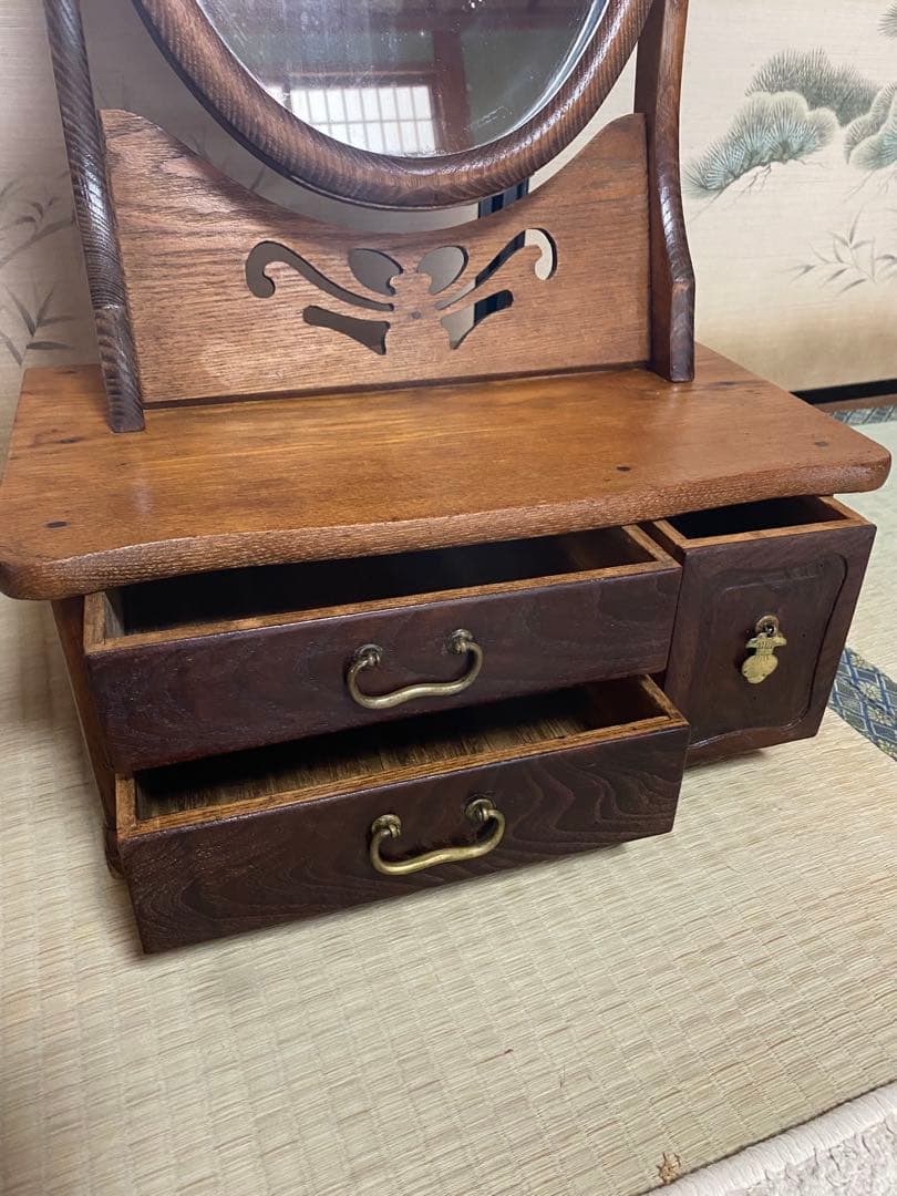 国宝に出てくる昭和レトロな姫鏡台