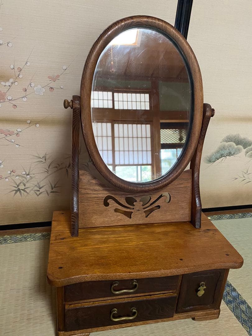 国宝に出てくる昭和レトロな姫鏡台