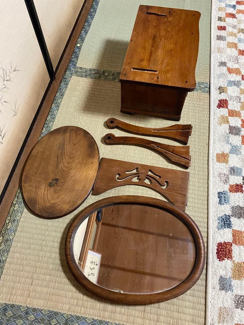 国宝に出てくる昭和レトロな姫鏡台