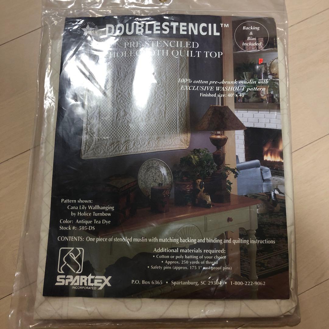 ダブルステンシル付き布キルトトップとバッキング