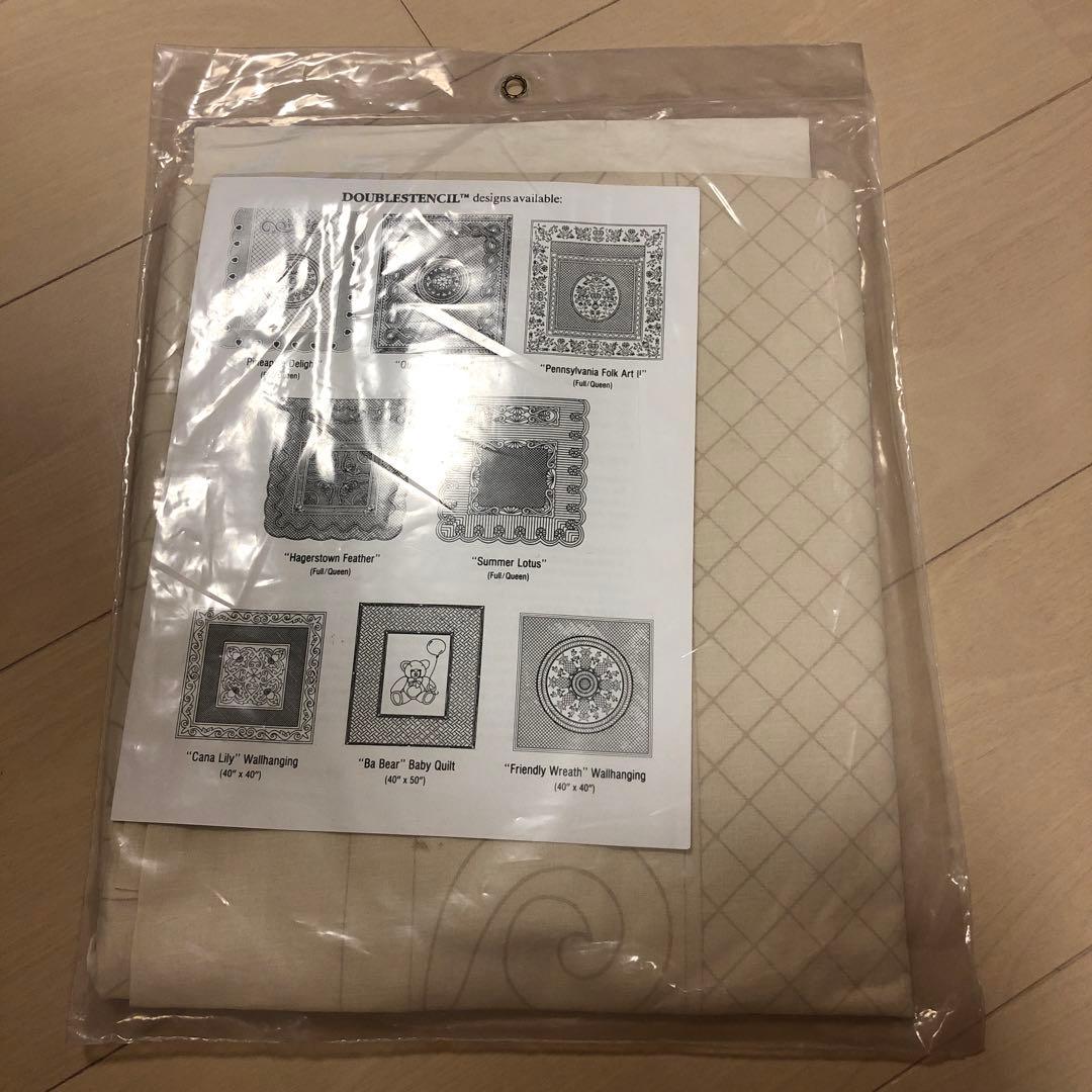 ダブルステンシル付き布キルトトップとバッキング