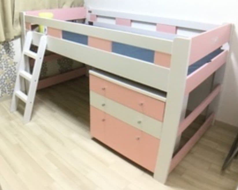 ピンクの可愛いロフトベッド