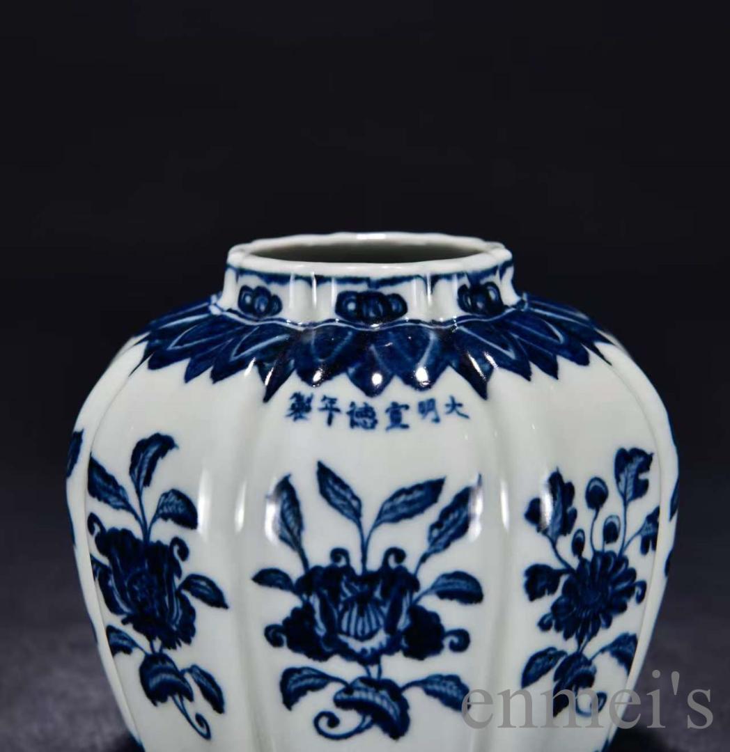 中国古美術・珍品・大明宣徳紋・青花纏枝花紋缶・瓜棱形・青花磁