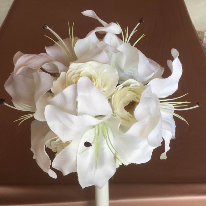 アートフラワーブーケカサブランカとブートニア