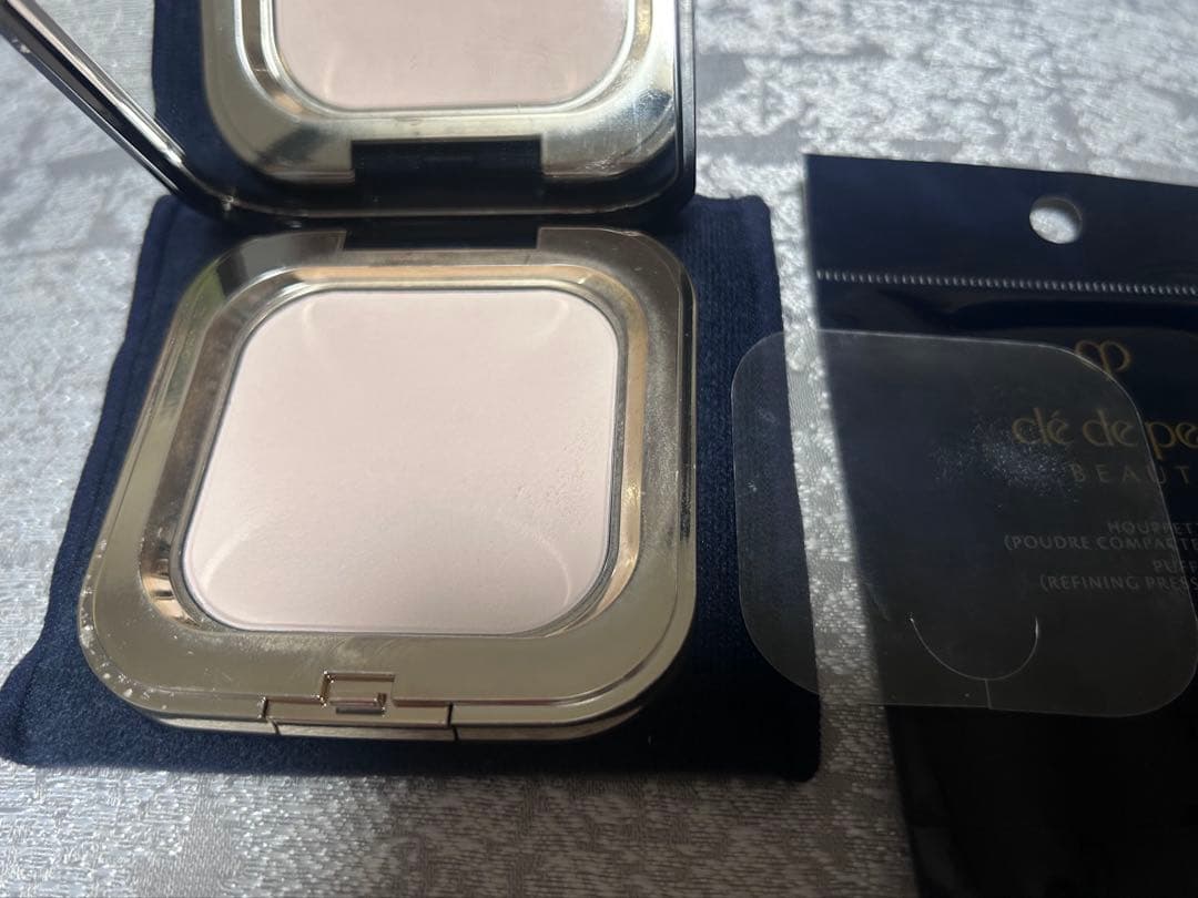 あちお様⬜️クレ•ド•ポーボーテ プードルコンパクトサンシエルn フェイスパウダー