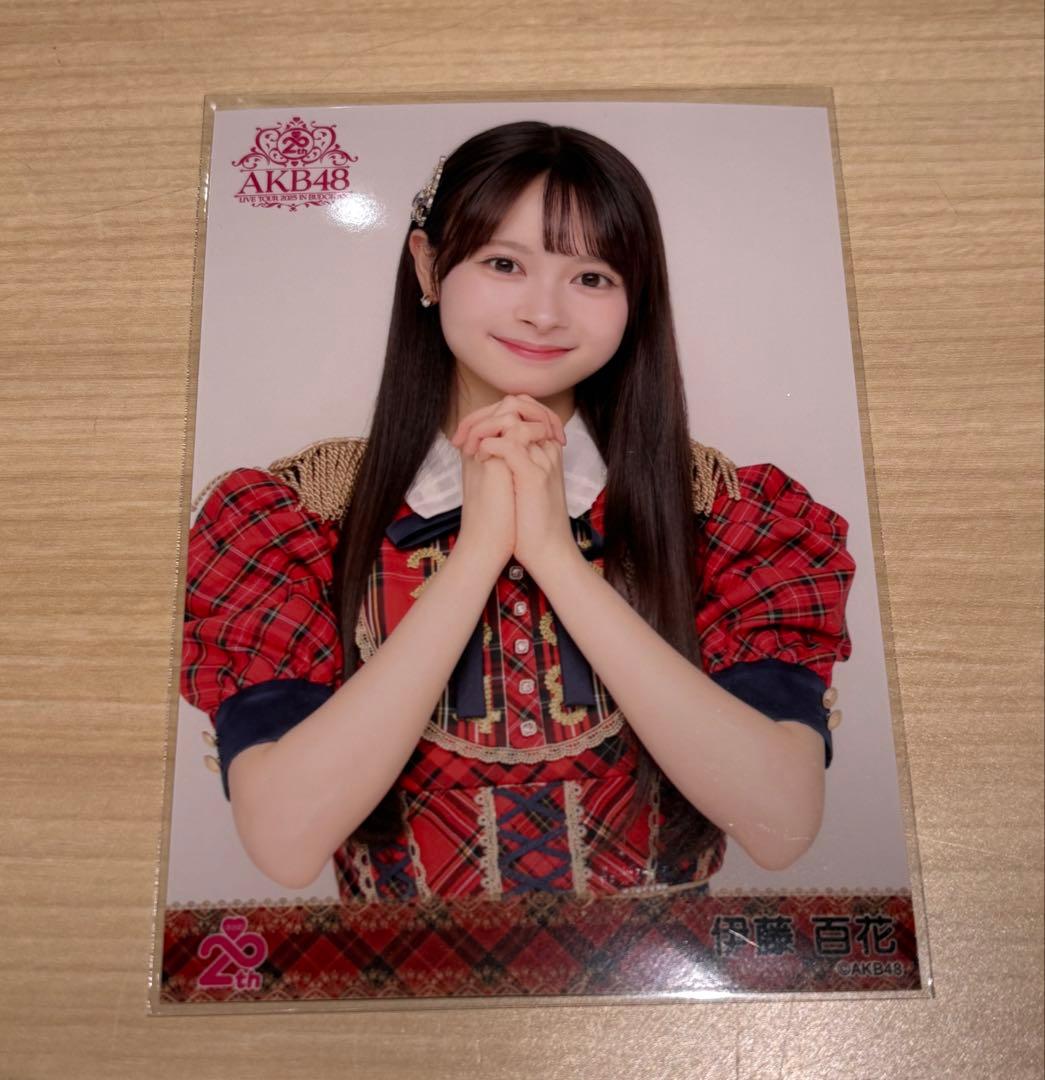 伊藤百花 AKB48 20周年記念 赤チェック衣装 生写真 武道館 ヨリ - メルカリ
