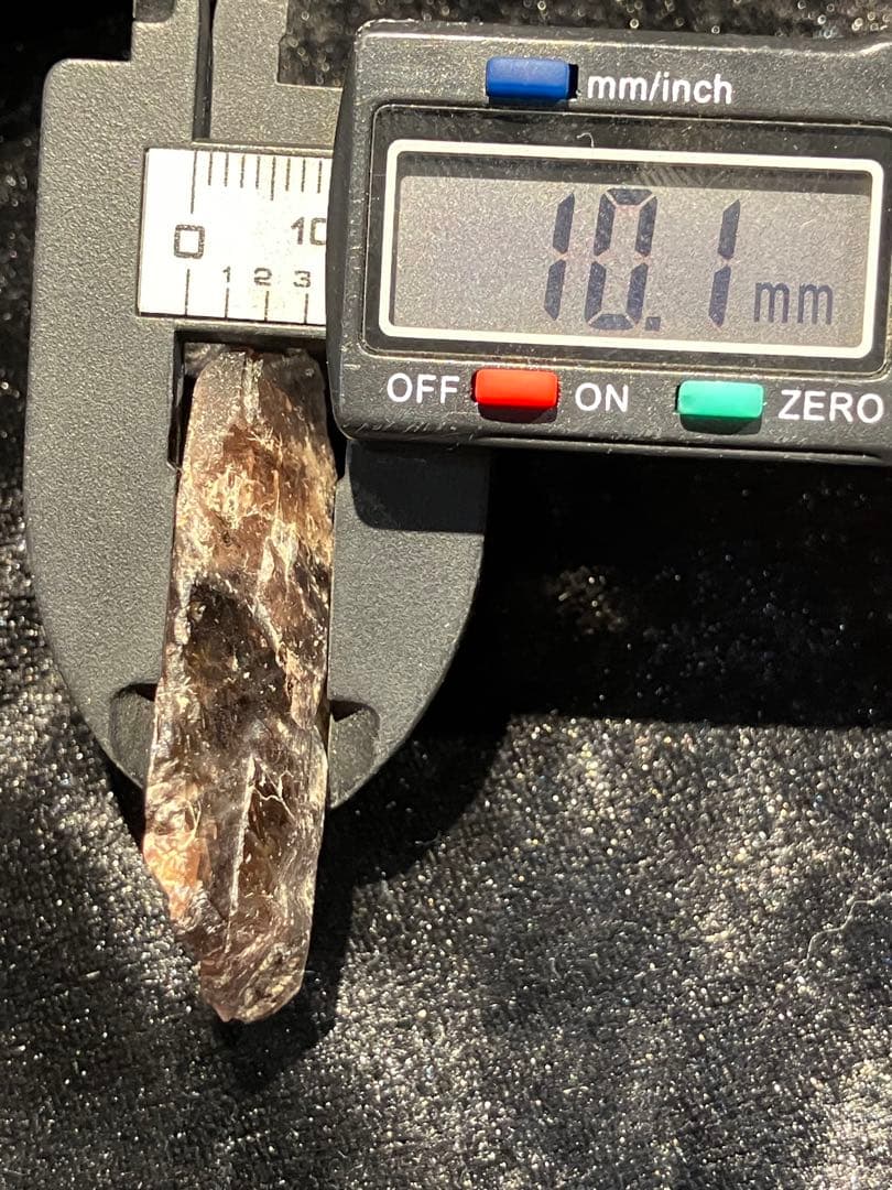 アキシナイト　原石　天然石　パワーストーン　目標達成への後押し　集中力　忍耐力