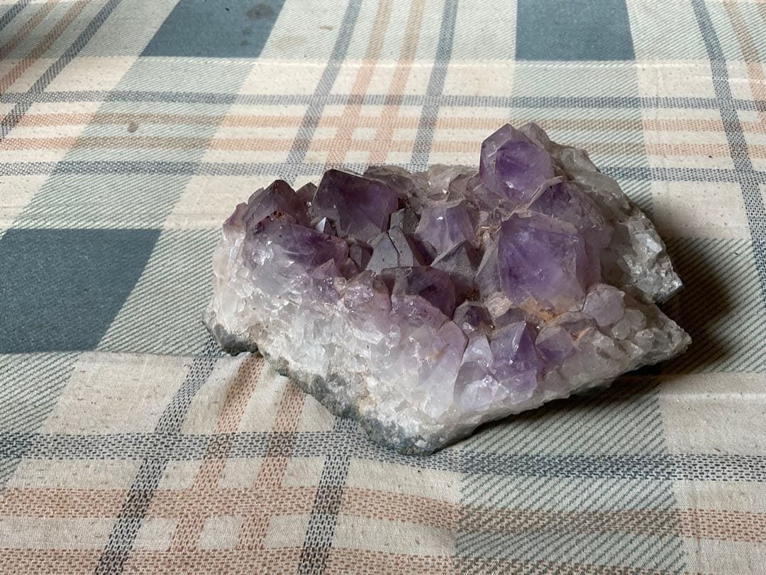 紫水晶。天然石。【インテリアにどうぞ！重量、1.6kg。17cm×11cm】。