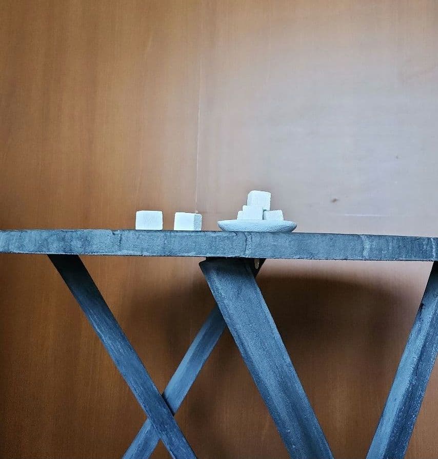 フェイク 机 アート 作品 発泡スチロール テーブル アート 作品