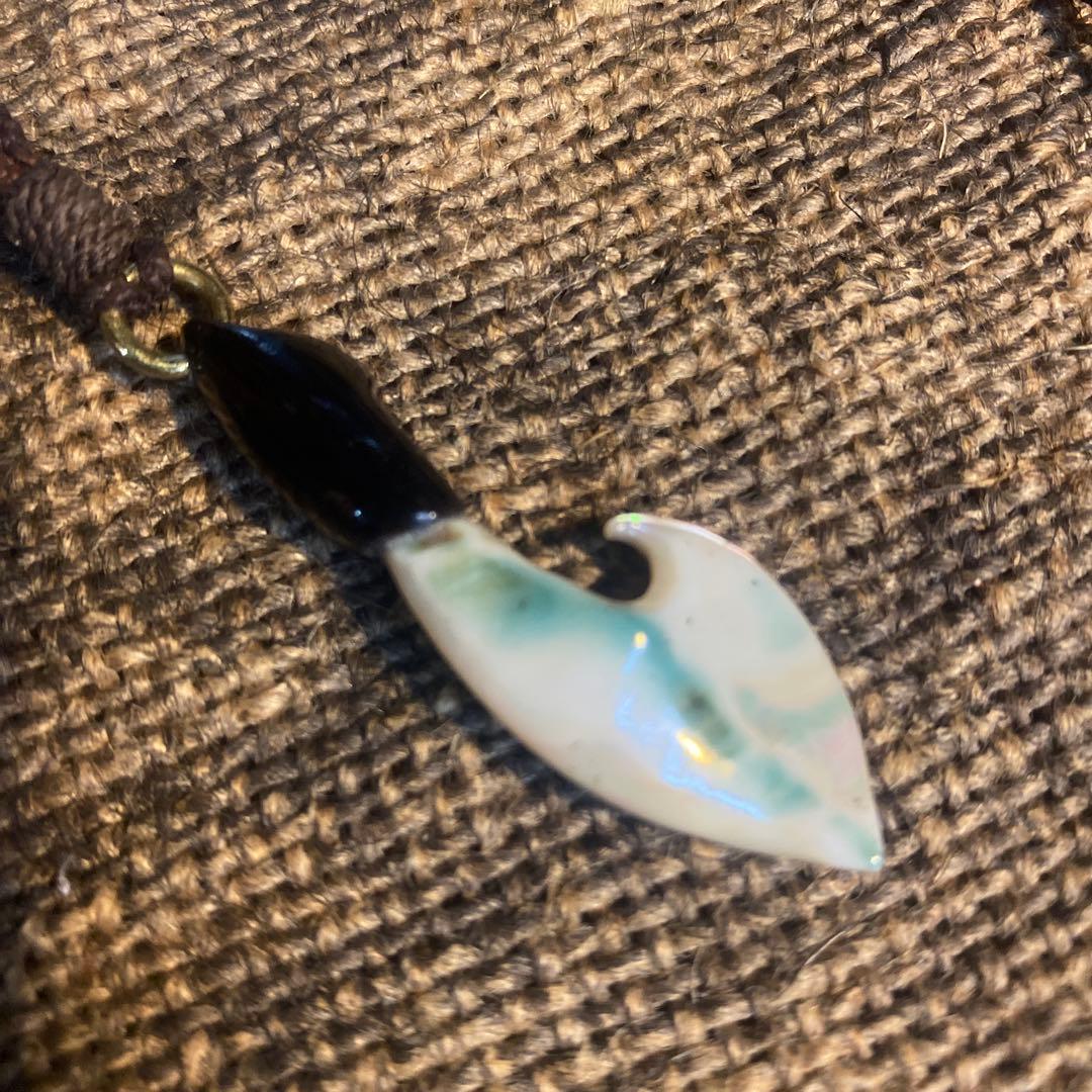 夜光貝と水牛のペンダント　「人魚の銛」　幸運の釣り針　ハワイアンジュエリー