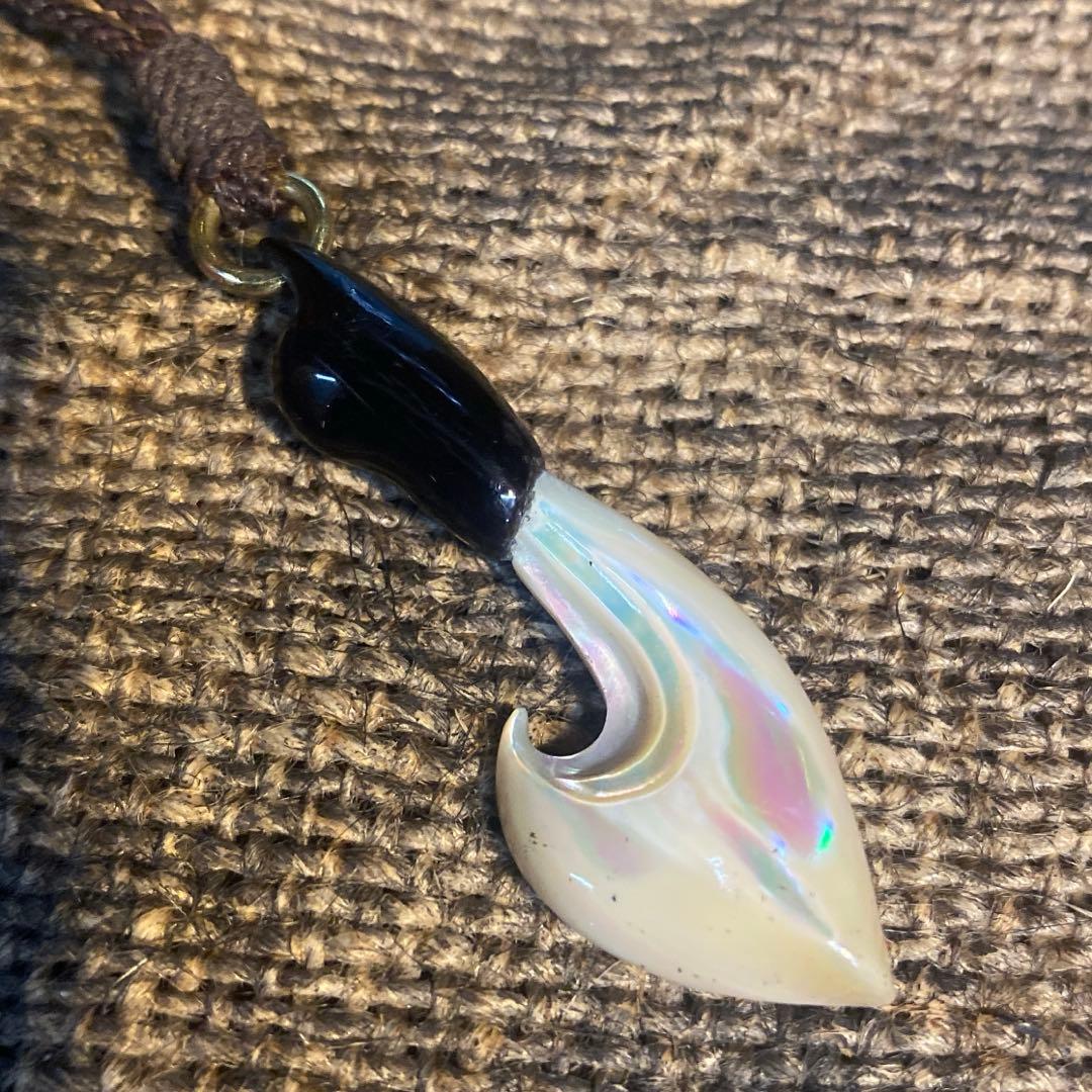 夜光貝と水牛のペンダント　「人魚の銛」　幸運の釣り針　ハワイアンジュエリー