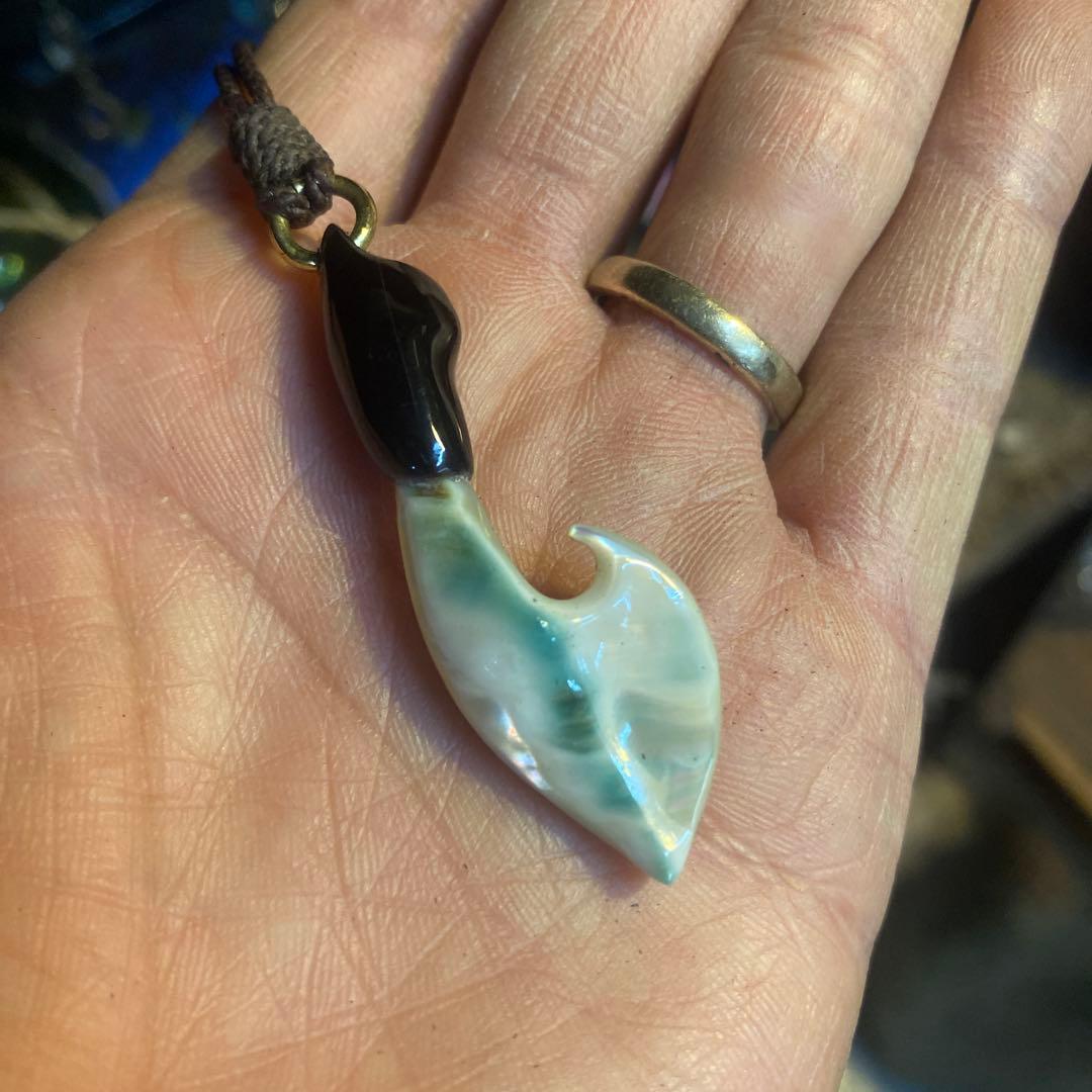 夜光貝と水牛のペンダント　「人魚の銛」　幸運の釣り針　ハワイアンジュエリー