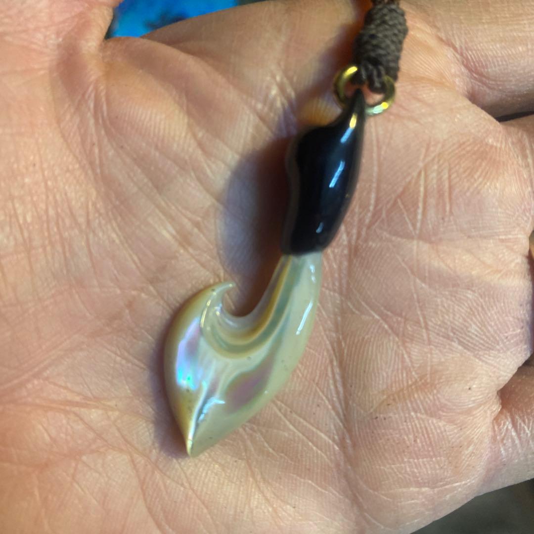 夜光貝と水牛のペンダント　「人魚の銛」　幸運の釣り針　ハワイアンジュエリー