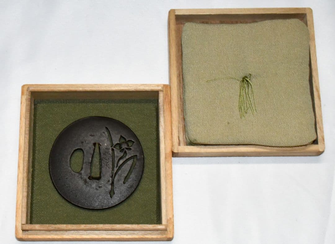 時代物　鍔　菖蒲透し鐔　銘忠次