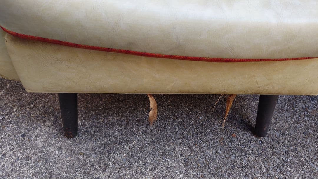 クリーム色 1人掛けソファ ボタン付き　ヤケあり　破れあります　古道具