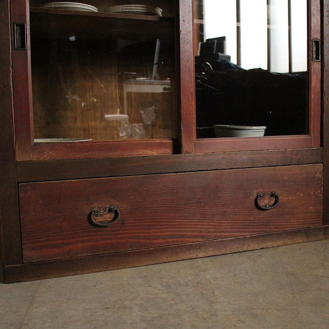 古く味のあるガラス戸棚　木製引き出し　食器棚　水屋　カウンター　古家具