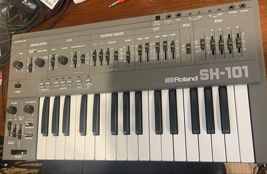 【更に値下げしました！】Roland SH-101 アナログシンセサイザー 直感的な音作りが可能な小型シンセのレジェンド、Roland「SH-101」が50