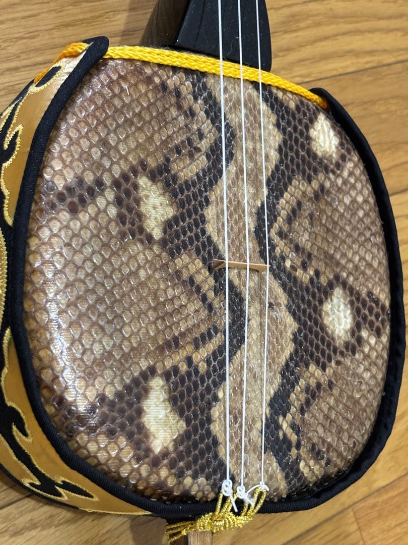 ニシキヘビ皮三線本体＆内布ソフトケース付き