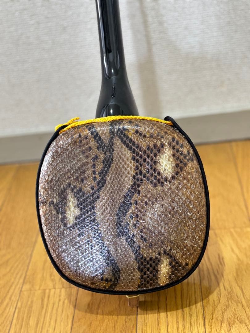 ニシキヘビ皮三線本体＆内布ソフトケース付き