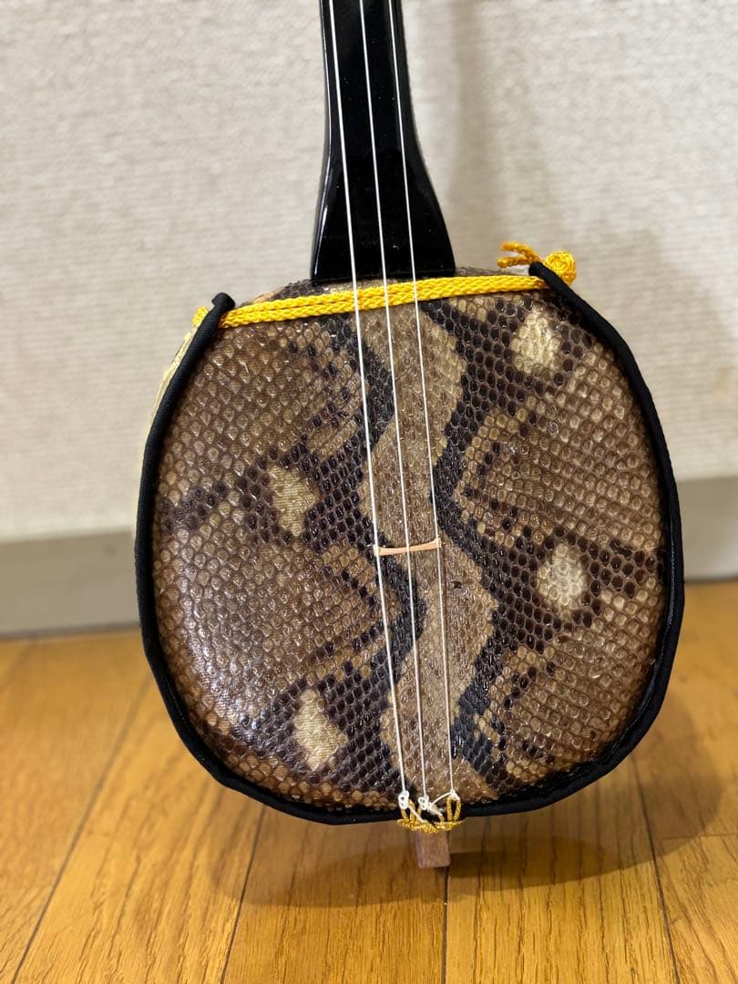 ニシキヘビ皮三線本体＆内布ソフトケース付き