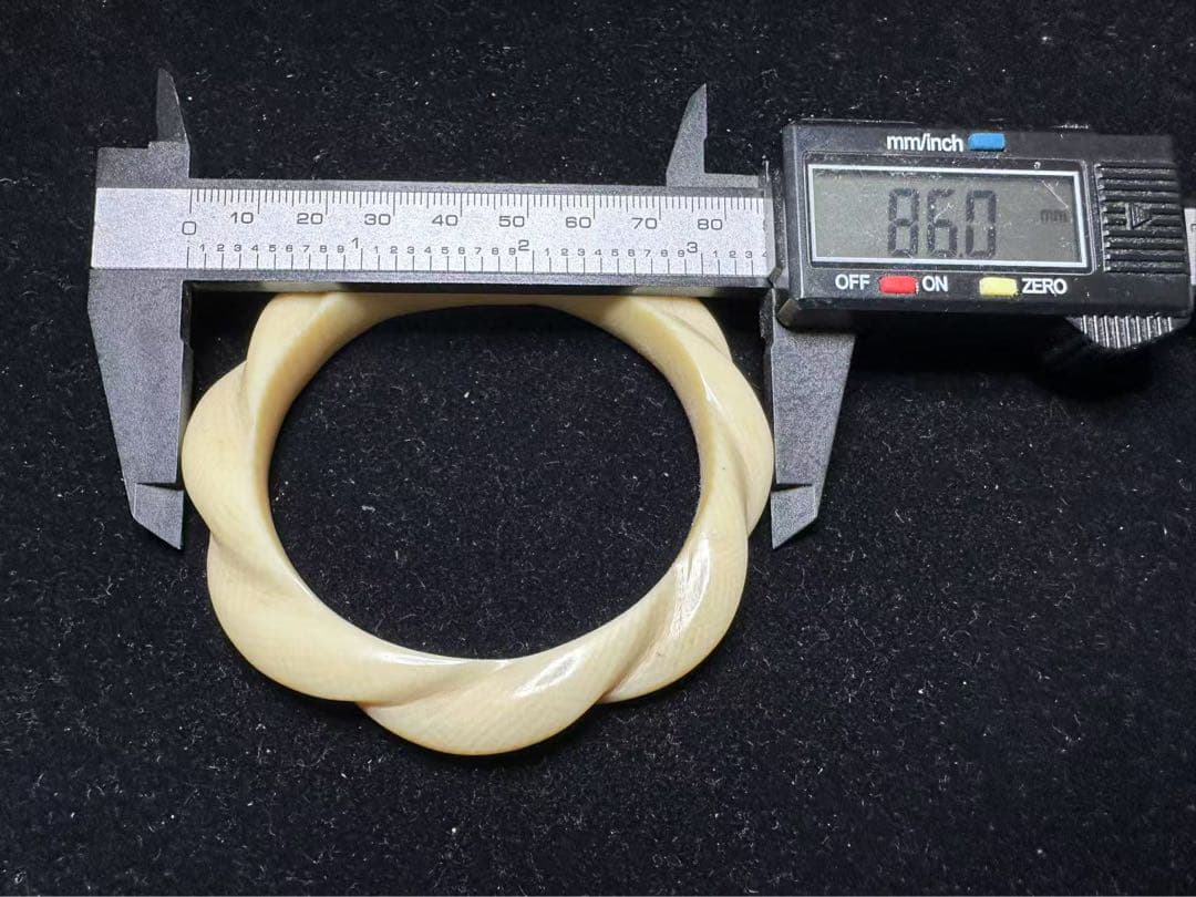 バングル　象牙調　天然素材　アンティーク　彫刻 古美術品細密細工骨董コレクション