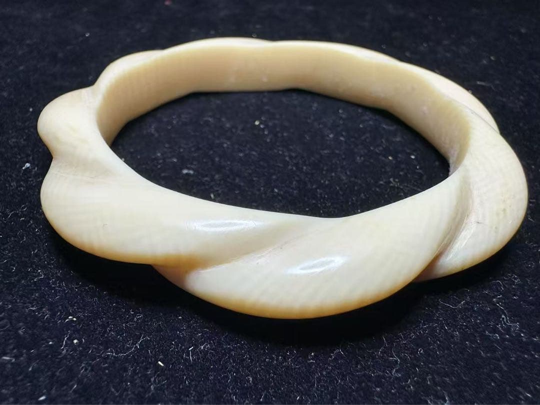 バングル　象牙調　天然素材　アンティーク　彫刻 古美術品細密細工骨董コレクション