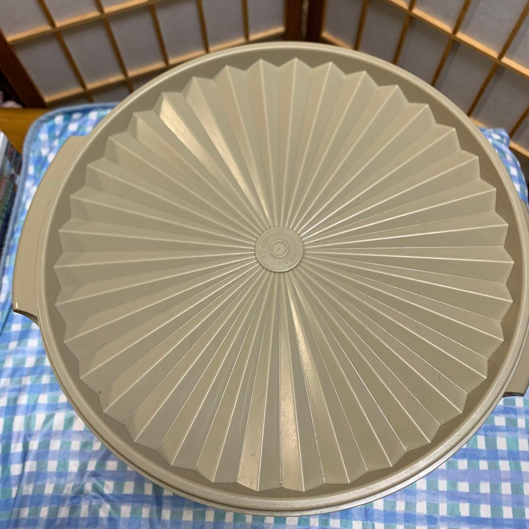 Tupperware 製 ベージュの円筒形プラスチック保存容器