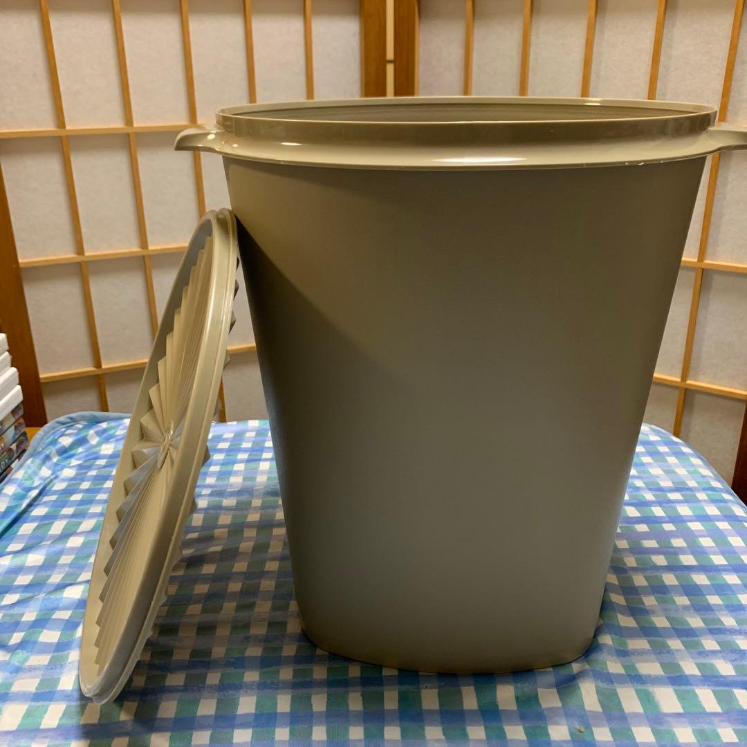 Tupperware 製 ベージュの円筒形プラスチック保存容器