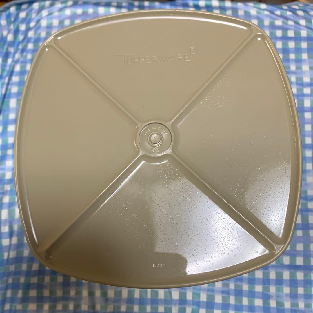 Tupperware 製 ベージュの円筒形プラスチック保存容器