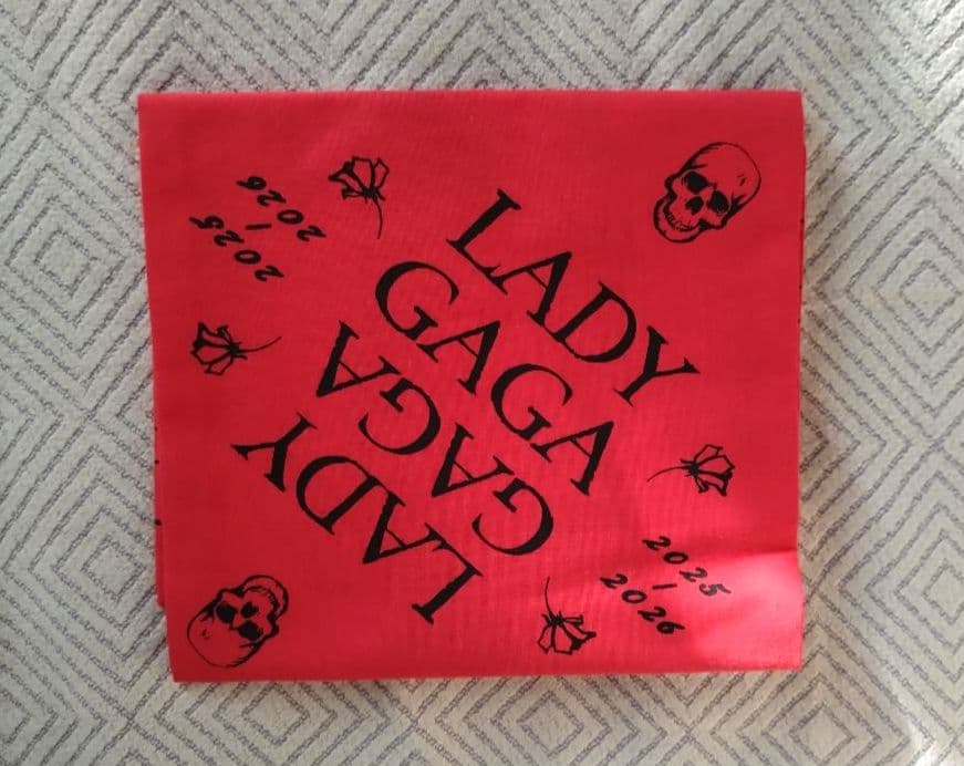 LADY GAGAコンサート MAYHEM 会場限定バンダナ（赤） - メルカリ