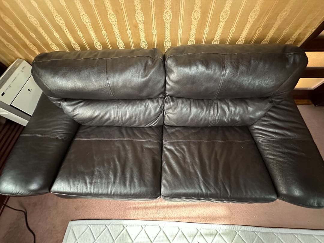 黒いレザー2〜3人掛けソファ
