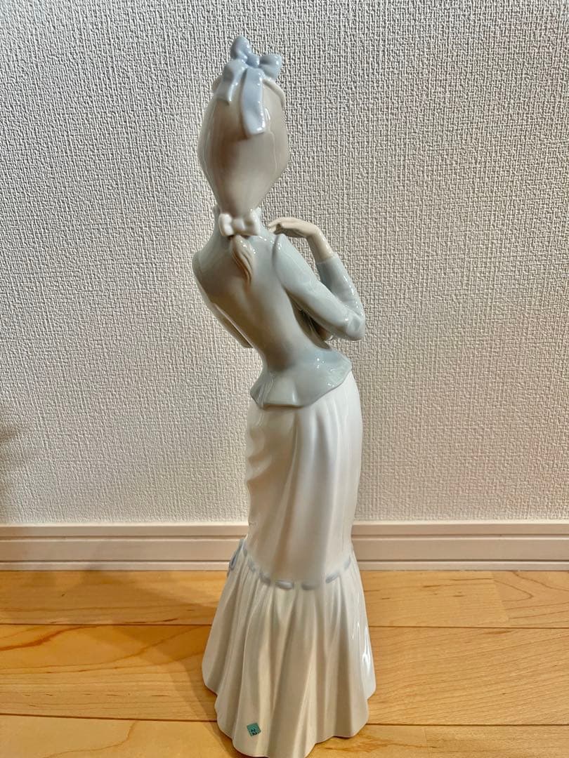 美品）リヤドロ LLADRO 4893 仔犬を抱く貴婦人 - メルカリ