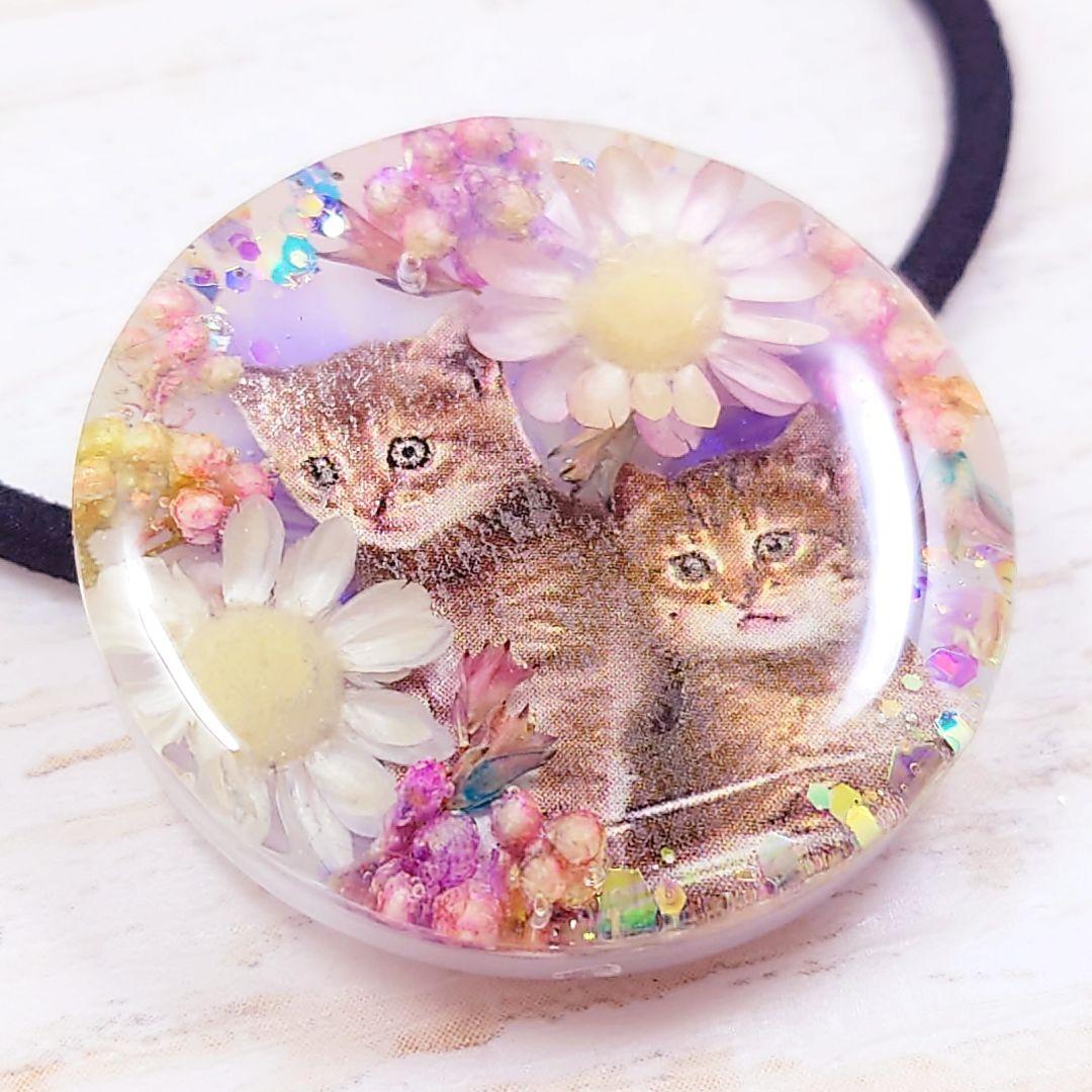 仲良しにゃんことお花ヘアゴム ハンドメイド レジン 猫 ドライフラワー マーブル