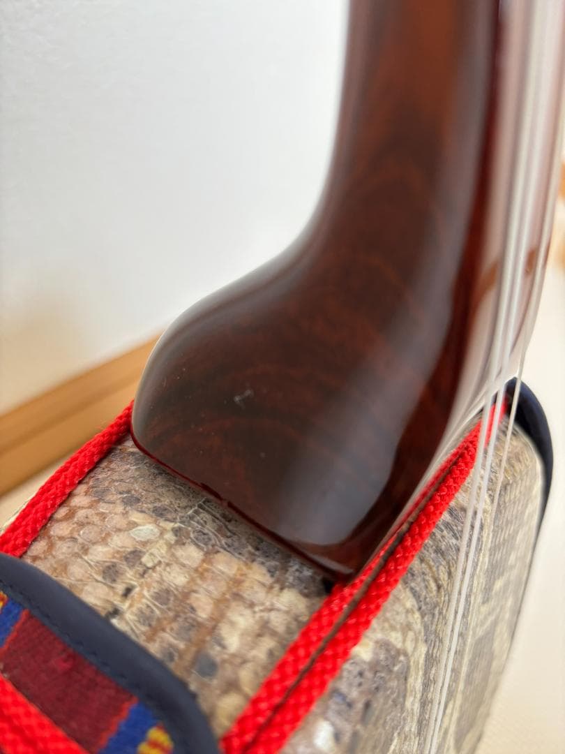 沖縄 三線 強化張り（皮面 ケバあり 棹芯 補修痕あり）