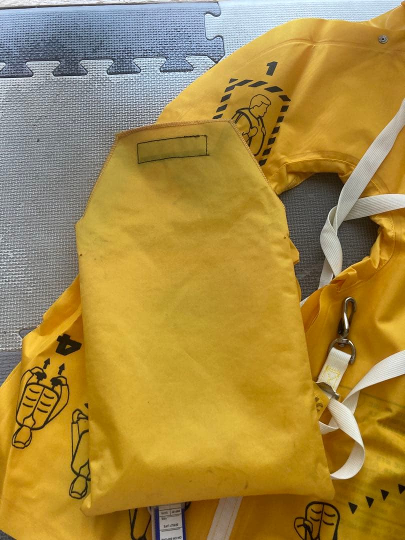 救命胴衣【飛行機】ライフベスト 観賞用に - メルカリ