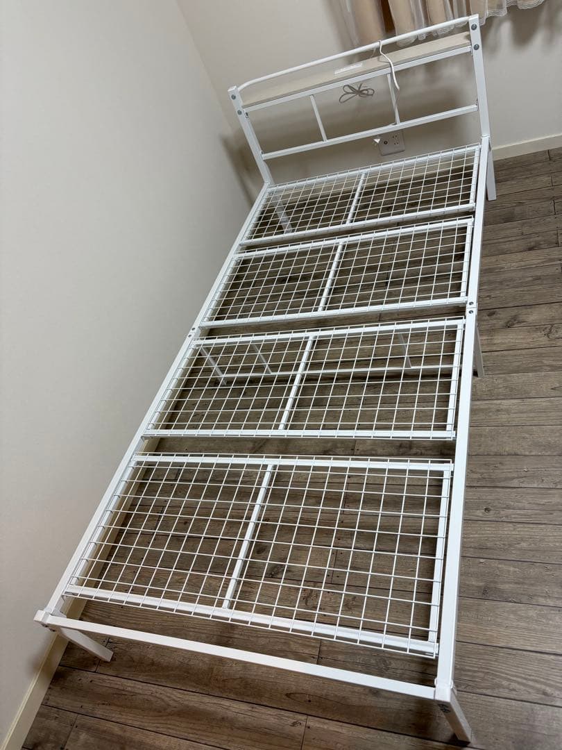 ホワイトシングルベッドフレーム　ニトリ