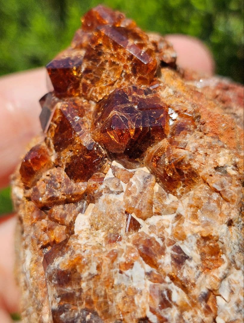 ネガティブエネルギーから強力に守護する‼️ ガーネット原石