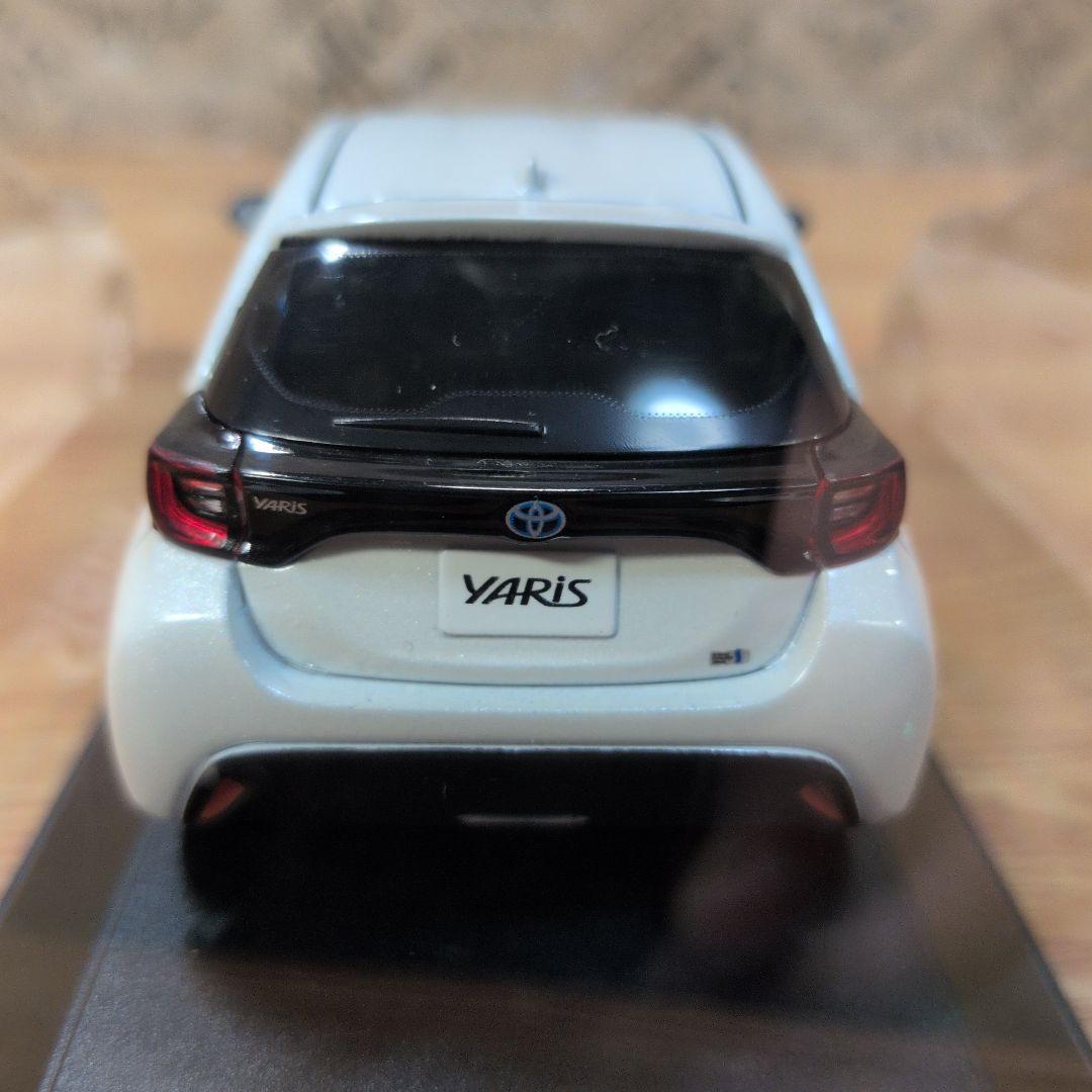 トヨタ ヤリス カラーサンプル ホワイトパールクリスタルシャイン