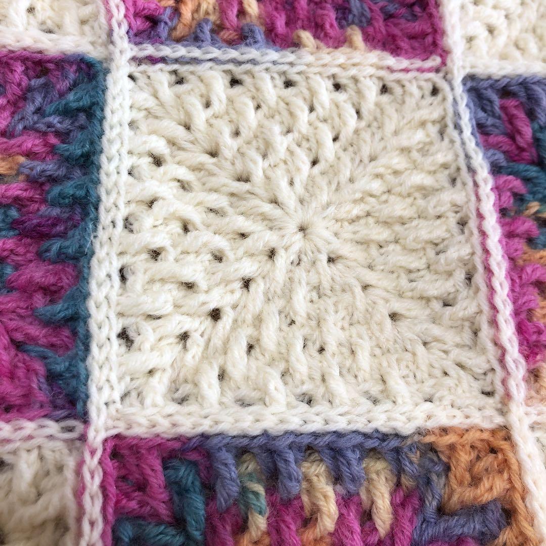 ハンドメイド モザイクグラニースクエアのマルチカバー - メルカリ