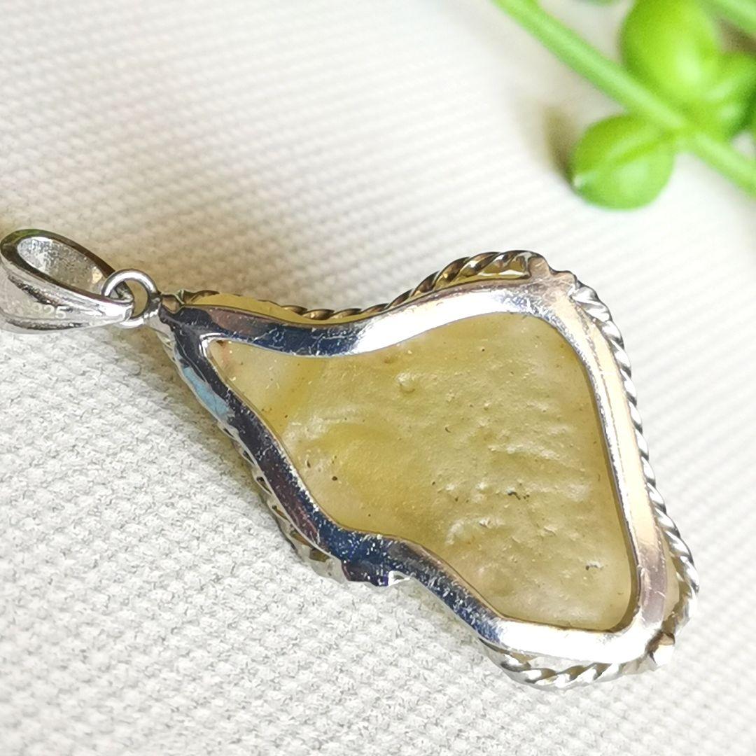 レア品　鑑定書付き　天然リビアングラス　天然ガラス　ペンダントトップ