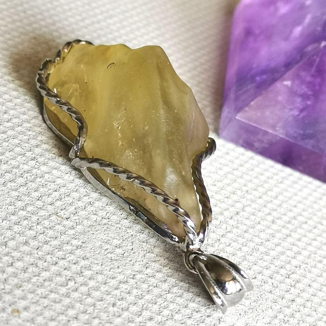 レア品　鑑定書付き　天然リビアングラス　天然ガラス　ペンダントトップ