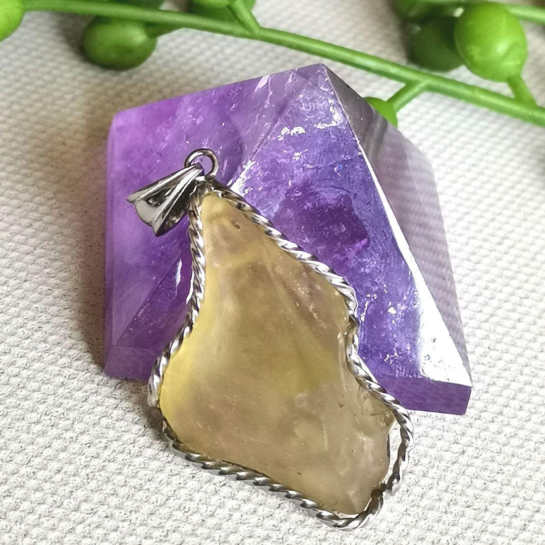 レア品　鑑定書付き　天然リビアングラス　天然ガラス　ペンダントトップ