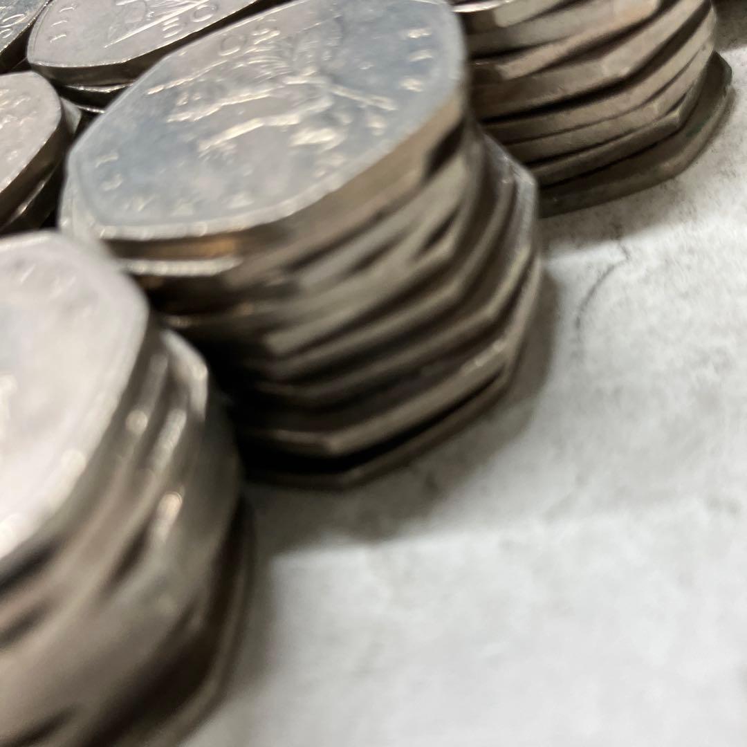 イギリス　50ペンス　エリザベス　新硬貨　薄型　小型　　硬貨