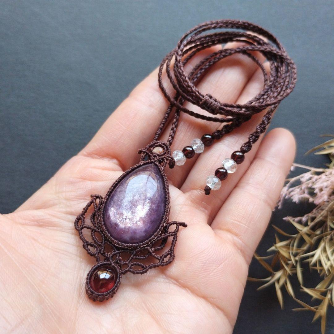 レピドライト＆ガーネットのマクラメ編みネックレス　ペンダント　天然石