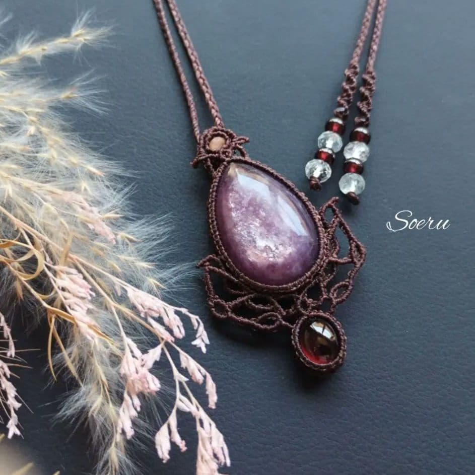 レピドライト＆ガーネットのマクラメ編みネックレス　ペンダント　天然石