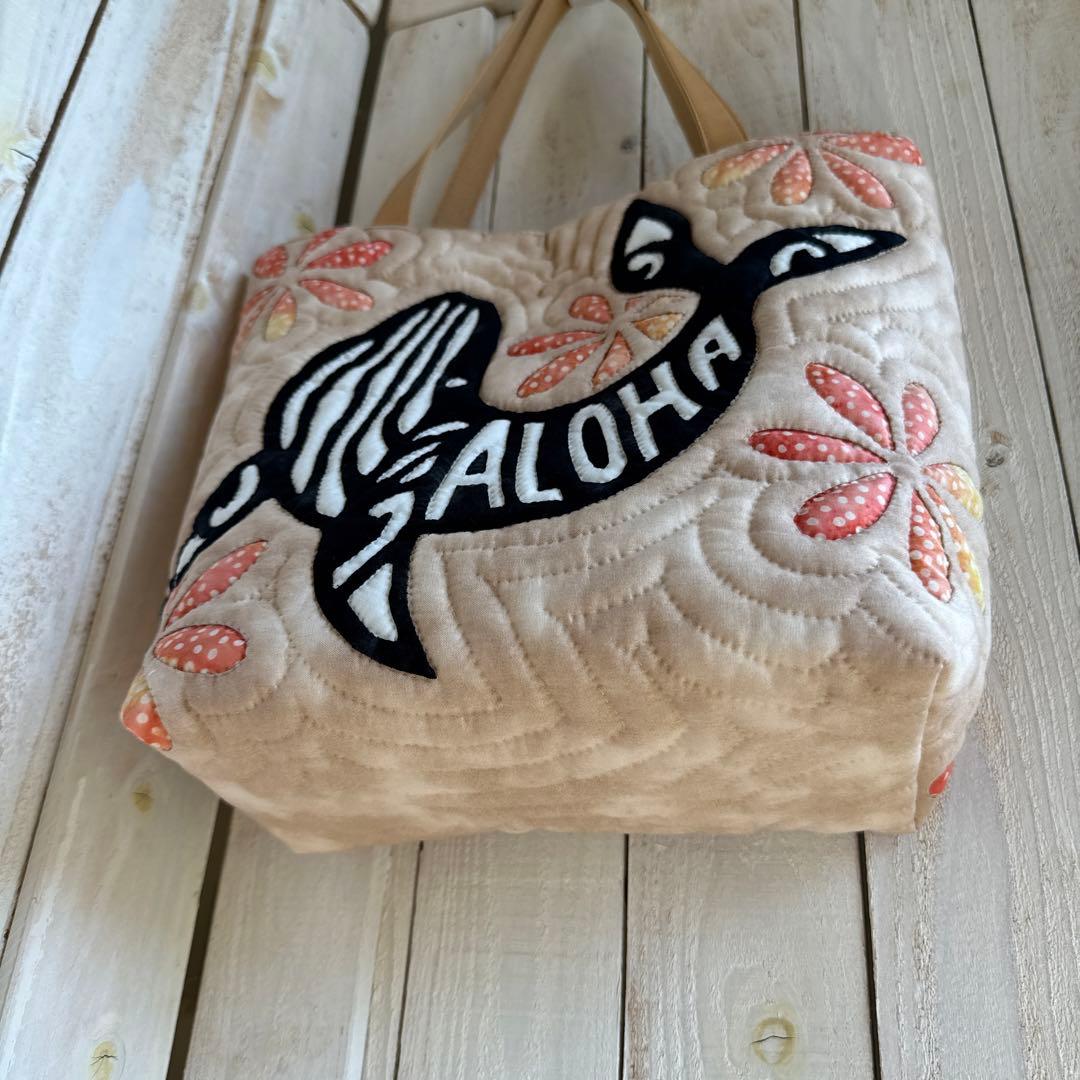 ハワイアンキルト♪ハンドメイドバッグ♪ALOHAクジラ - メルカリ