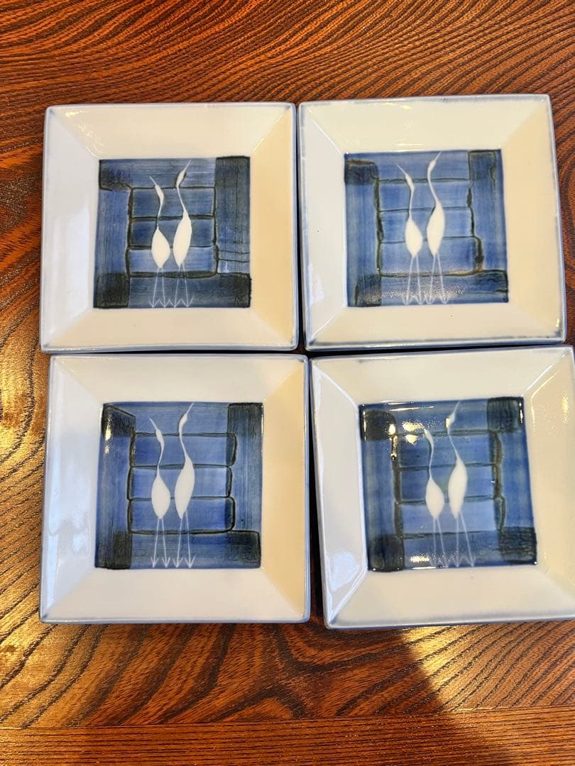 青い背景の白い鳥の皿4枚セット