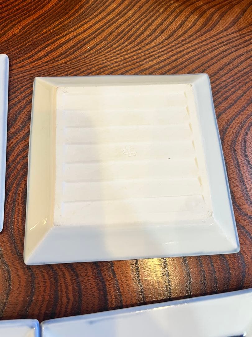 青い背景の白い鳥の皿4枚セット